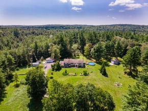 Southwoods Mountain Estate -private mansion, pool, hottub+ 15 acres